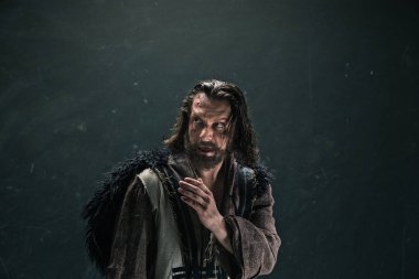 Aktör olarak makyaj, fakir bir adam