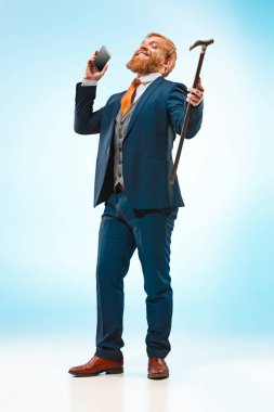 Baston tutan elbiseli barded adam.