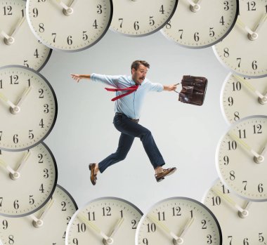 Çalar saat üzerinde çalışan iş adamı.