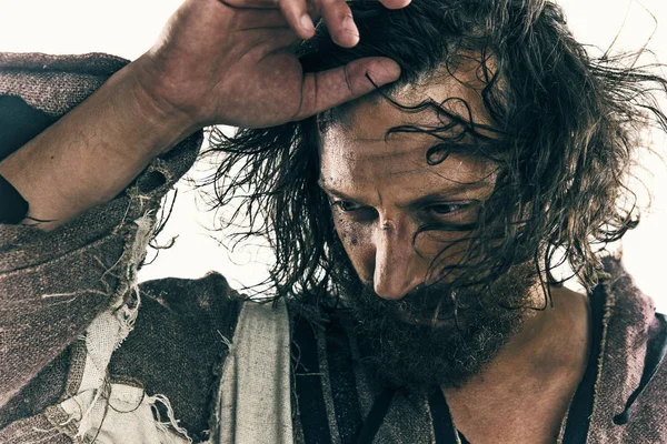 Beyaz bir arka plan karşı poz bir savaş posta acımasız bir kel viking portresi.