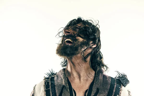 Beyaz bir arka plan karşı poz bir savaşta acımasız kel viking portresi.