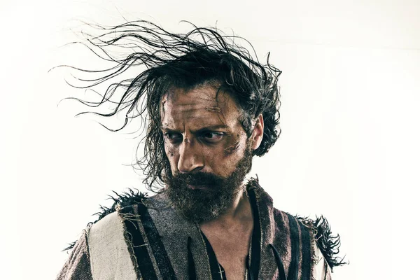 Beyaz bir arka plan karşı poz bir savaşta acımasız kel viking portresi.