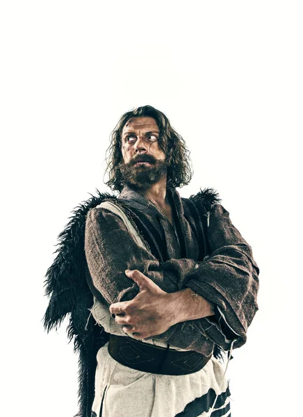 Beyaz bir arka plan karşı poz bir savaş posta acımasız bir kel viking portresi.