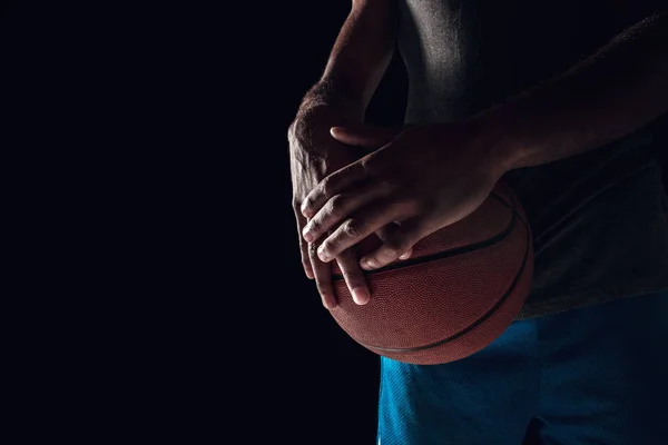 De handen van een basketbal-speler met bal — Stockfoto