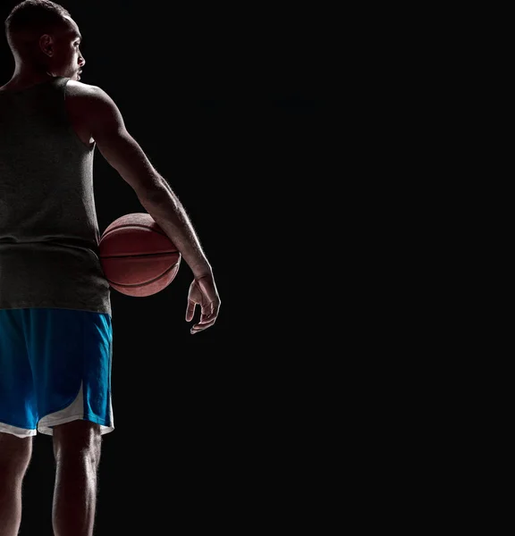 La mano de un jugador de baloncesto con pelota — Foto de Stock