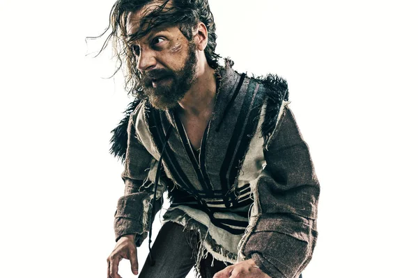 Beyaz bir arka plan karşı poz bir savaş posta acımasız bir kel viking portresi.