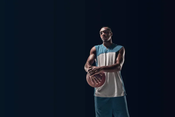 El retrato de un jugador de baloncesto con pelota —  Fotos de Stock