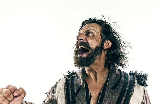 Beyaz bir arka plan karşı poz bir savaş posta acımasız bir kel viking portresi.