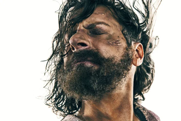 Beyaz bir arka plan karşı poz bir savaşta acımasız kel viking portresi.