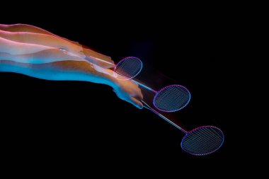 Genç Eller oynamak badminton siyah arka plan üzerinde dostum.