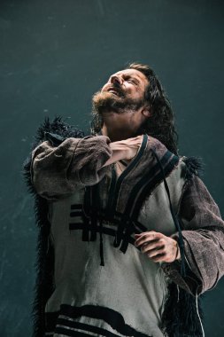 Aktör olarak makyaj, fakir bir adam