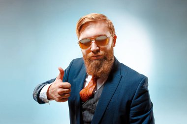 Üzerinde mavi arka plan izole bir iş adamı portresi.