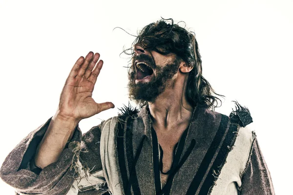 Beyaz bir arka plan karşı poz bir savaş posta acımasız bir kel viking portresi.