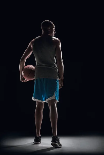 Le portrait d'un joueur de basket-ball avec balle — Photo