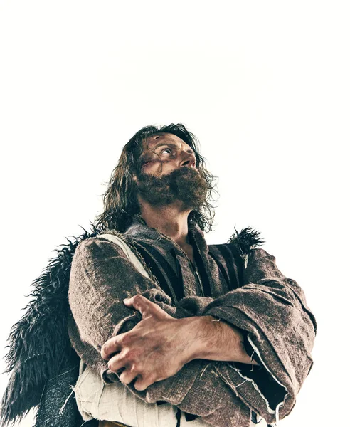 Beyaz bir arka plan karşı poz bir savaş posta acımasız bir kel viking portresi.