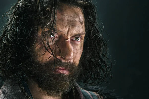 Siyah bir arka plan karşı poz bir savaş posta acımasız bir kel viking portresi.