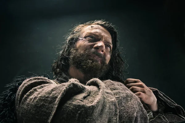 Siyah bir arka plan karşı poz bir savaş posta acımasız bir kel viking portresi.