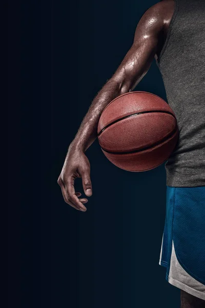 De handen van een basketbal-speler met bal — Stockfoto