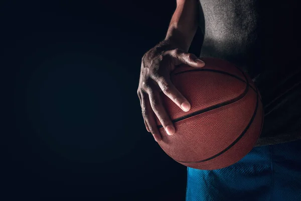 Τα χέρια του παίκτη με μπάλα μπάσκετ — Φωτογραφία Αρχείου