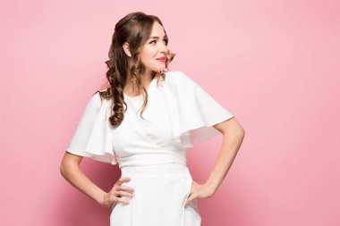 Mutlu duygularla genç kadının portresi