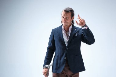 Baston tutan elbiseli adam olgun barded.