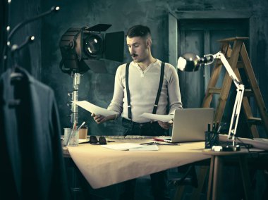 Ofisteki çizim masasında çalışan mimar