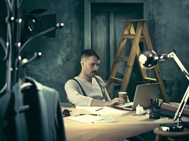 Ofisteki çizim masasında çalışan mimar