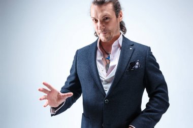 Baston tutan elbiseli adam olgun barded.