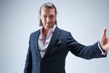 Baston tutan elbiseli adam olgun barded.