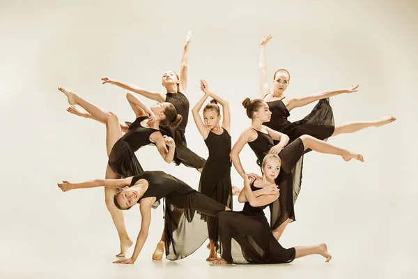 Die Gruppe der modernen Balletttänzer — Stockfoto