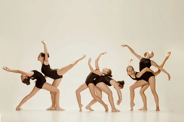 The group of modern ballet dancers — Stock Photo, Image