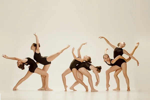 O grupo de bailarinos modernos — Fotografia de Stock