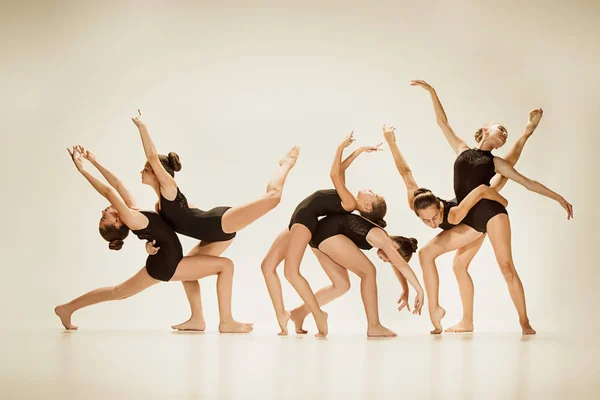 El grupo de bailarines de ballet modernos — Foto de Stock