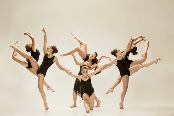 The group of modern ballet dancers — Stock Photo, Image