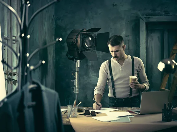 Ofisteki çizim masasında çalışan mimar