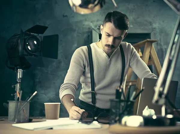 Arquitecto trabajando en mesa de dibujo en la oficina — Foto de Stock