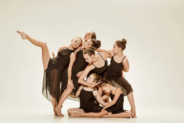 현대 발레 댄서의 그룹 — 스톡 사진
