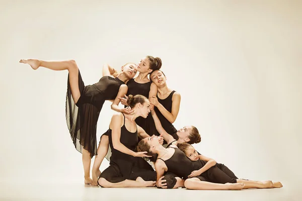 The group of modern ballet dancers — Stock Photo, Image