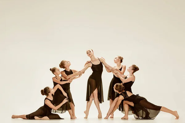 A csoport a modern balett-táncosok — Stock Fotó