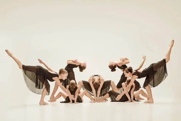 Skupina tanečníků moderního baletu — Stock fotografie