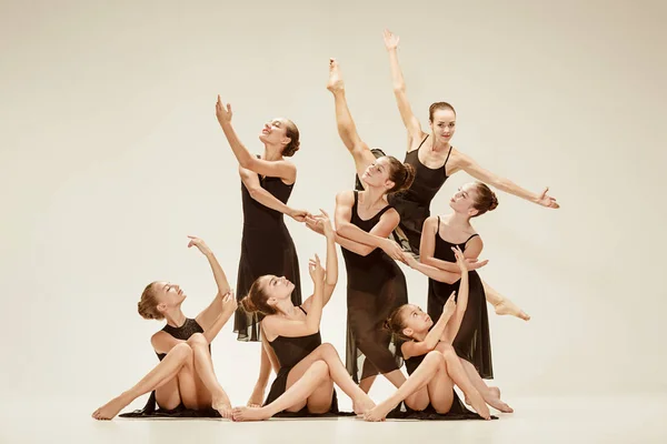 El grupo de bailarines de ballet modernos — Foto de Stock