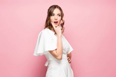 Düşünceli duyguları ile genç kadının portresi