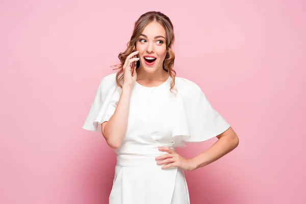 Glückliche Frau telefoniert. Gesicht mit zahmem Lächeln — Stockfoto