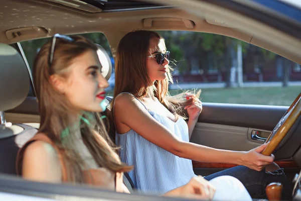 Mulheres jovens no carro sorrindo — Fotografia de Stock