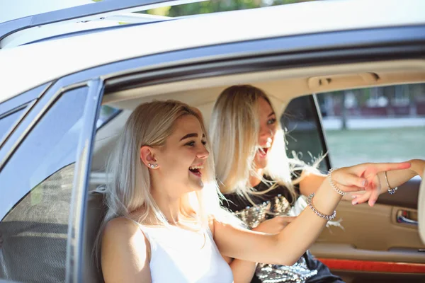 Mulheres jovens no carro sorrindo — Fotografia de Stock