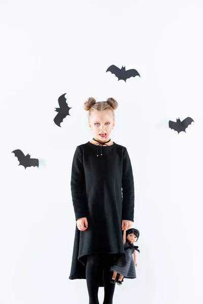 Niña bruja en vestido negro sobre accesorios mágicos. Halloween, la noche del estudio . — Foto de Stock