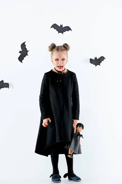 Niña bruja en vestido negro sobre accesorios mágicos. Halloween, la noche del estudio . — Foto de Stock