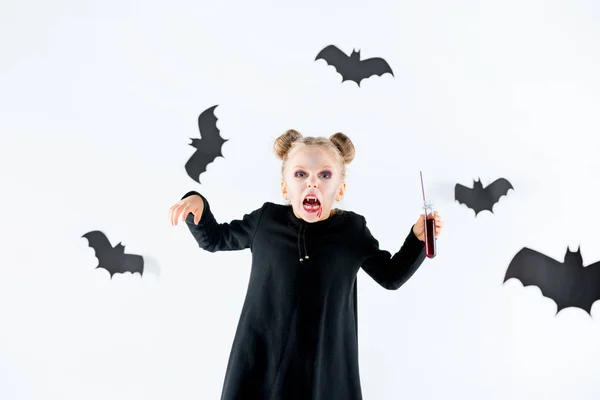 Niña bruja en vestido negro sobre accesorios mágicos. Halloween, la noche del estudio . — Foto de Stock