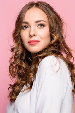 Mutlu duygularla genç kadının portresi