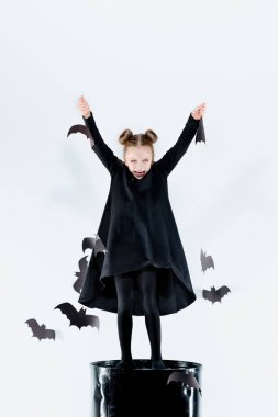 Büyülü aksesuarları üzerinde siyah elbiseli küçük kız cadı. Cadılar Bayramı, stüdyo akşam.
